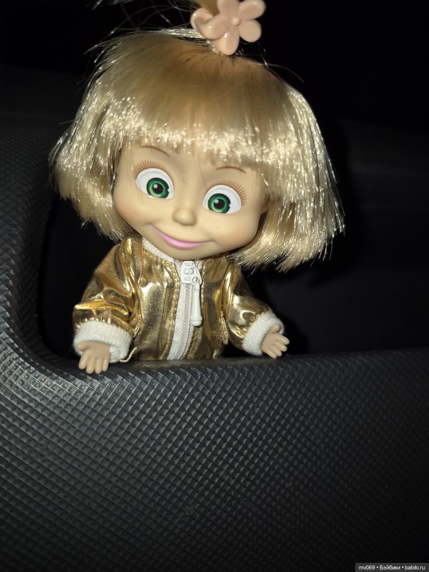 Машина прогулка — Куклы Маша и Медведь (Simba): Маша в кармашке (фото 3)