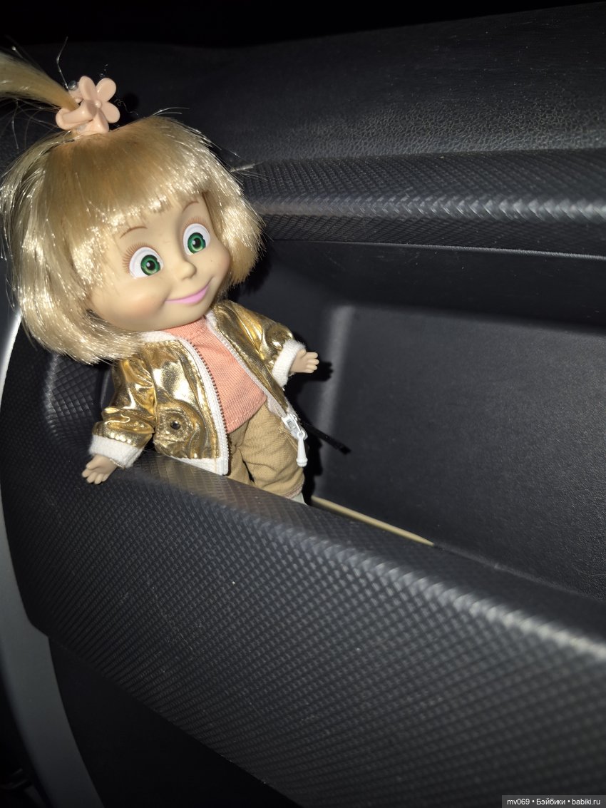 Машина прогулка — Куклы Маша и Медведь (Simba): Маша в кармашке