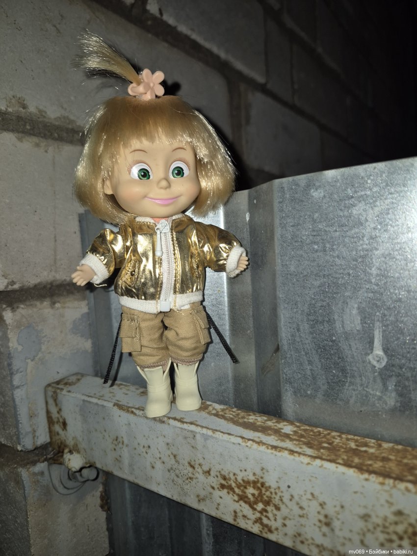 Машина прогулка — Куклы Маша и Медведь (Simba): Маша в кармашке (фото 5)