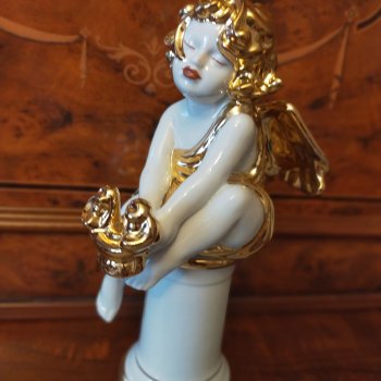 Планета современных фарфоровых статуэток