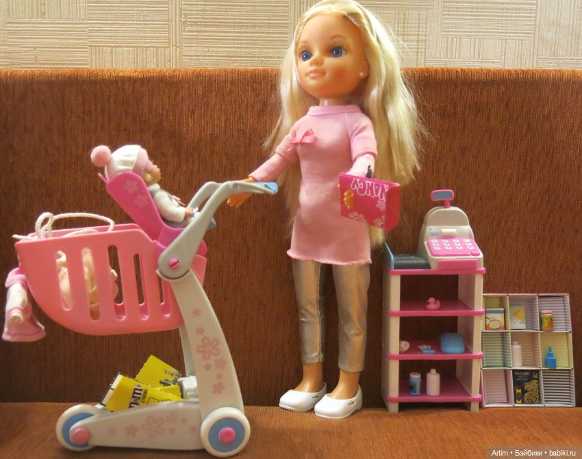 Нэнси Фамоса с сестренкой идет за покупками