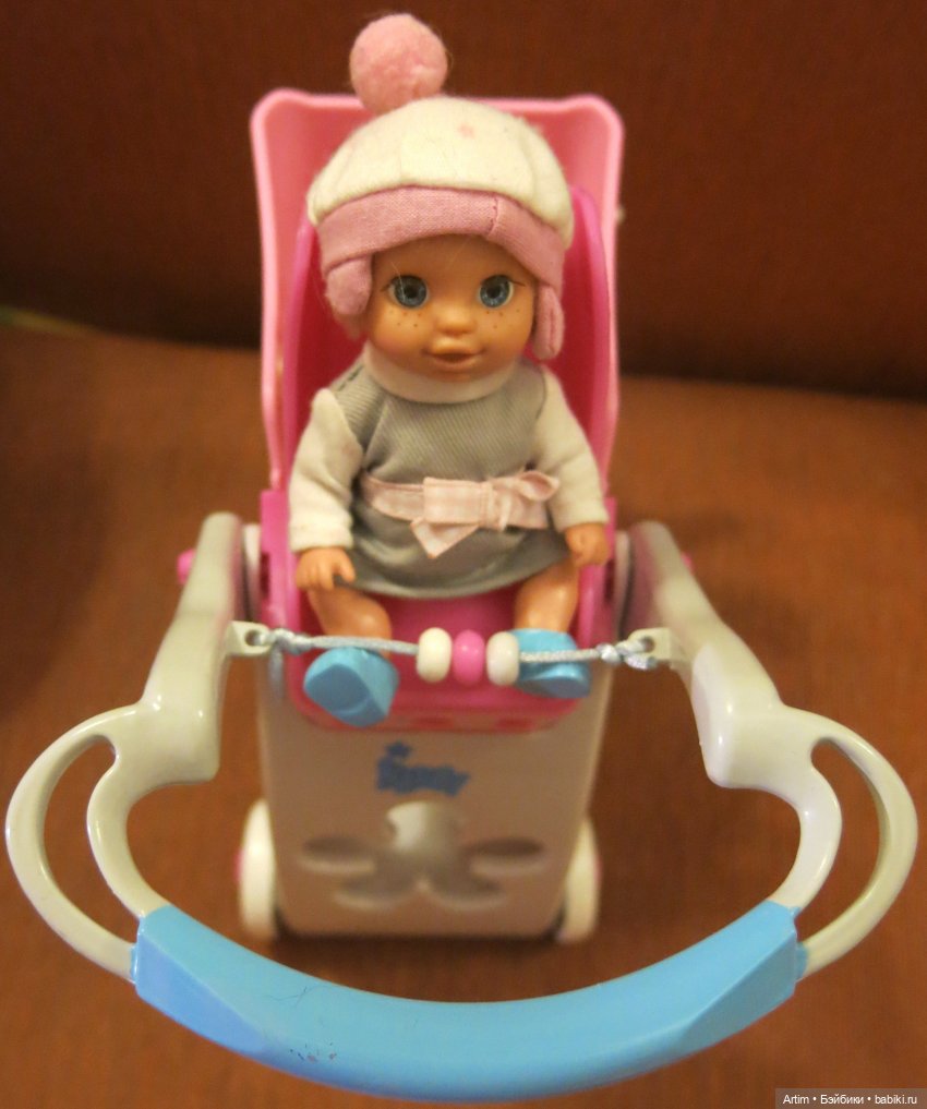 Нэнси Фамоса с сестренкой идет за покупками (фото 3)