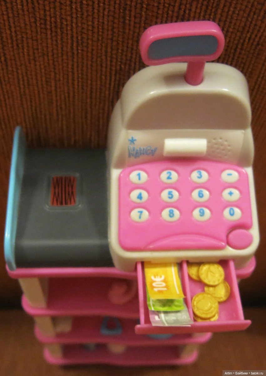 Нэнси Фамоса с сестренкой идет за покупками (фото 9)