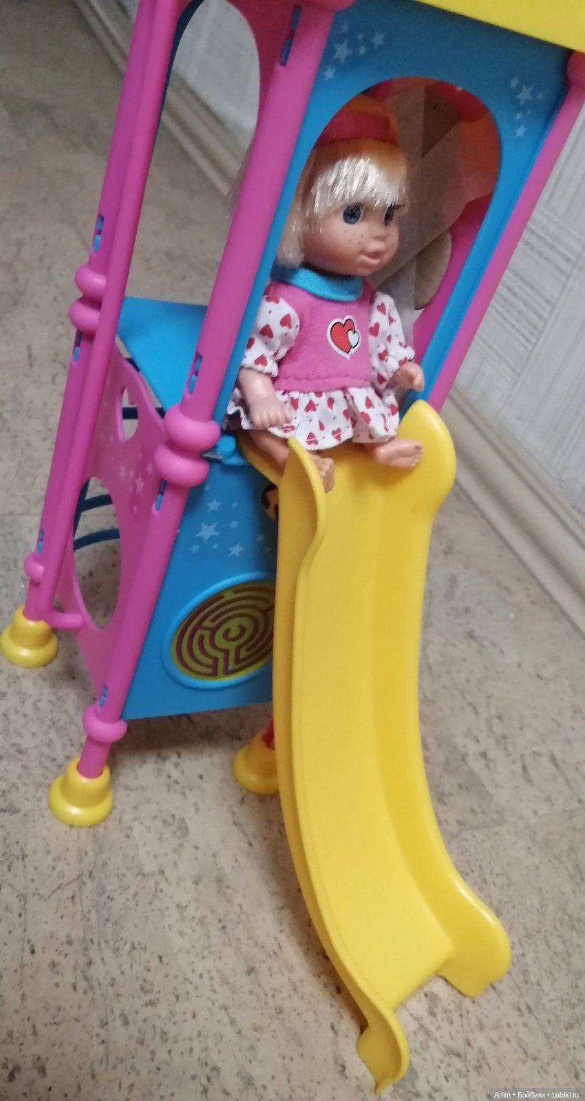 Нэнси Фамоса, Игровая площадка