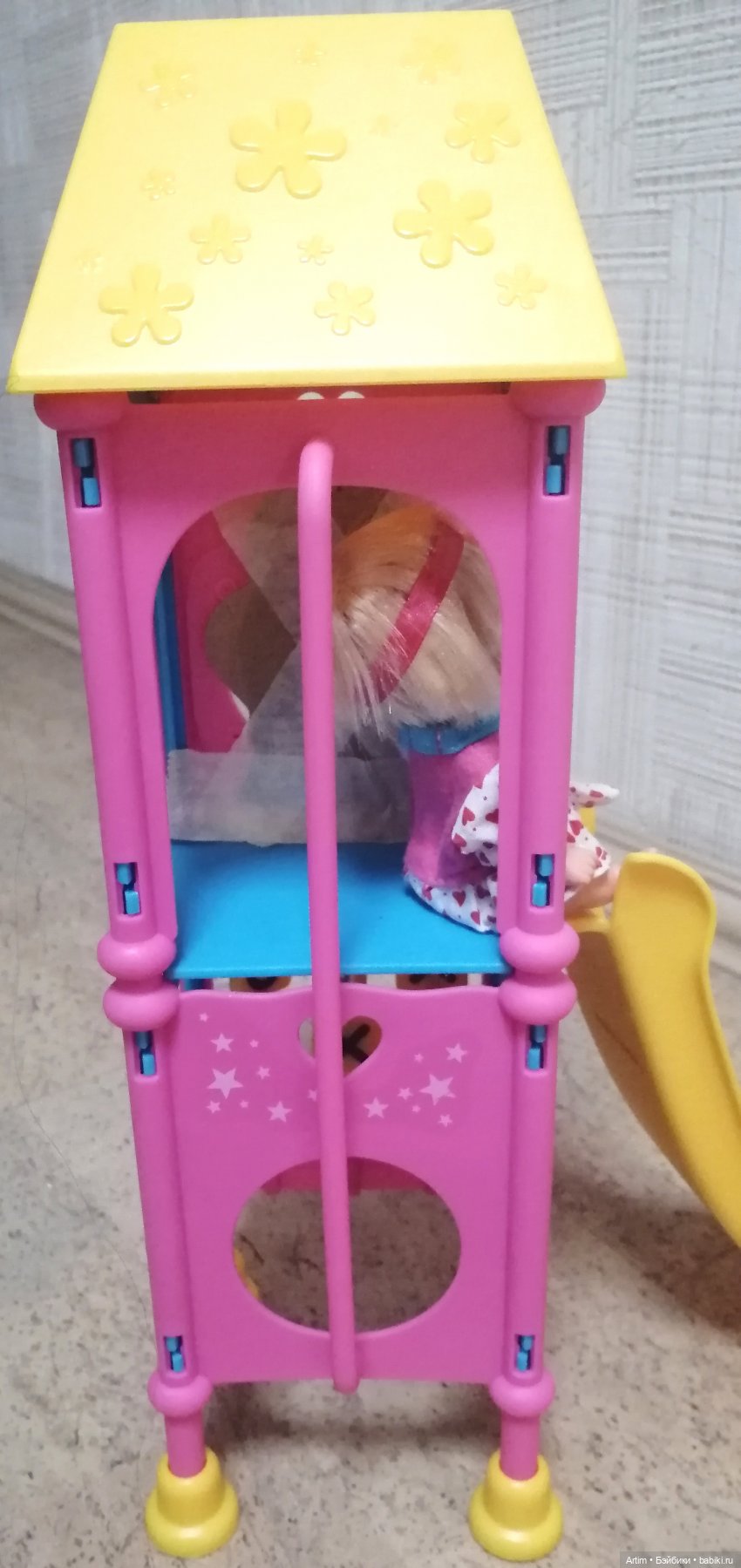 Нэнси Фамоса, Игровая площадка