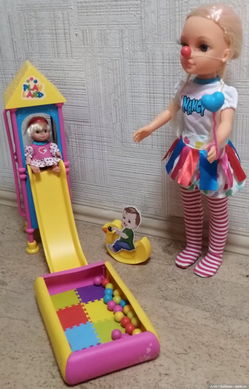 Нэнси Фамоса, Игровая площадка