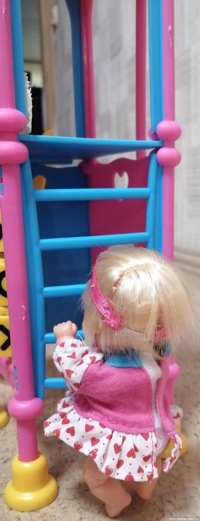 Нэнси Фамоса, Игровая площадка