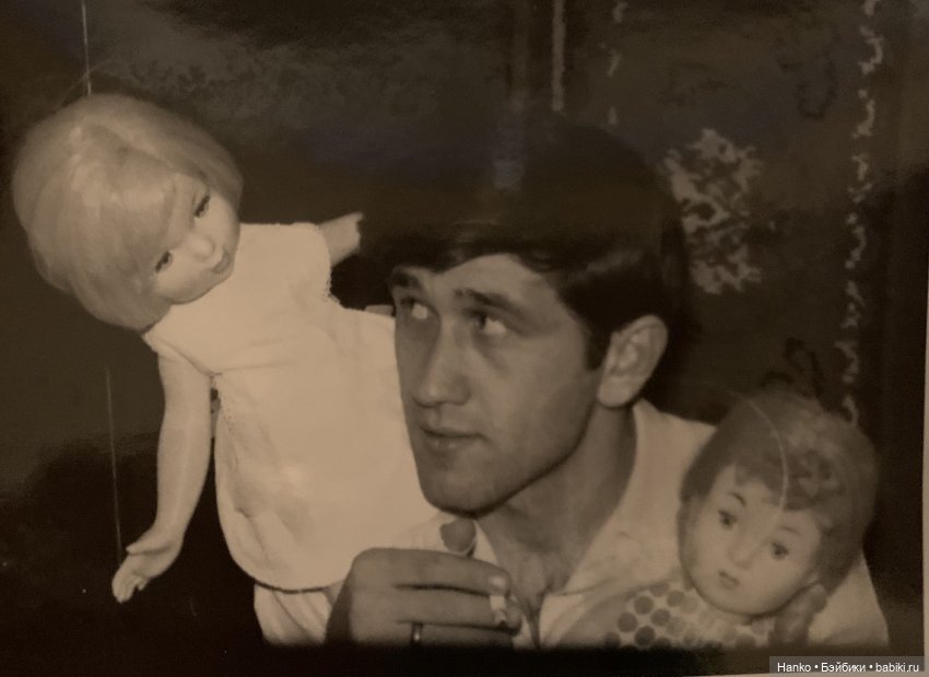 Мужчина и куклы. Одна фотография