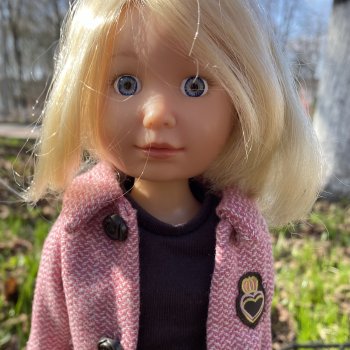 Анабель меняет наряды