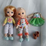 Лот две маленькие куколки с одеждой и обувью