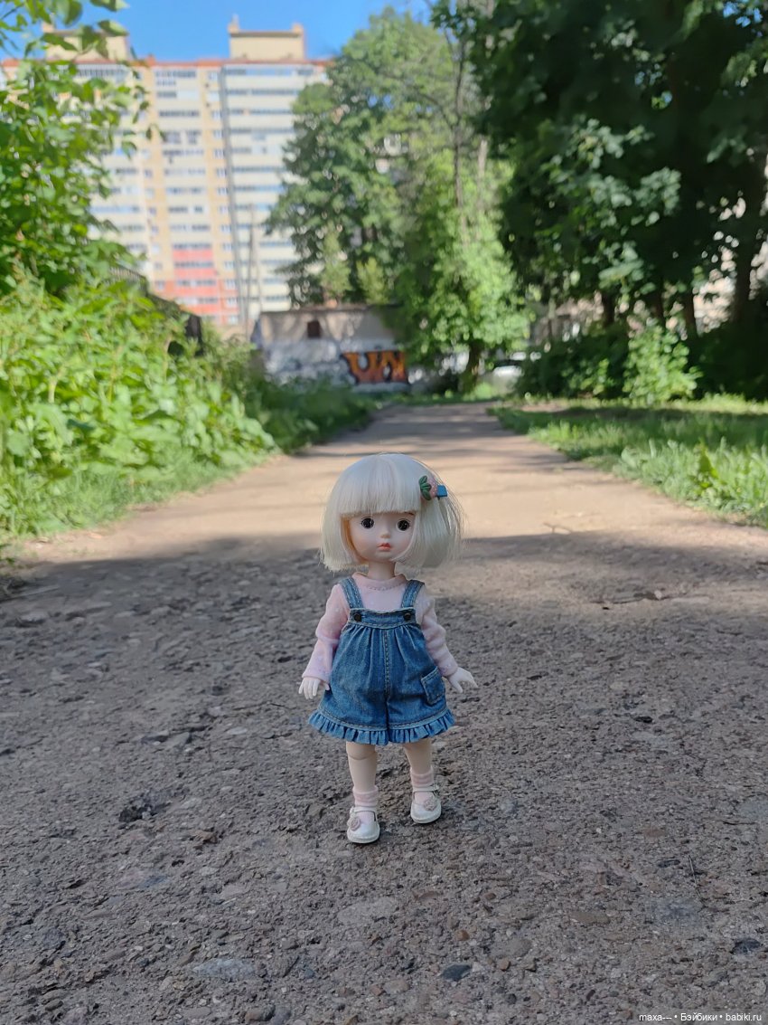 Сури вырвалась на прогулку