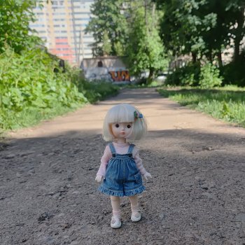 Сури вырвалась на прогулку