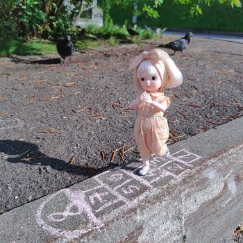 Сури играет