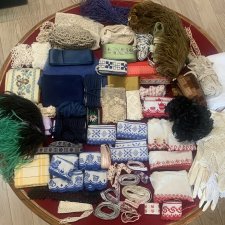 Антикварные перчатки, страусиные перья, шёлковые ленты, кружево, тесьма
