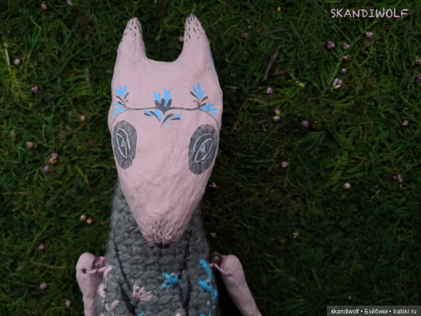 Волк на темном фоне мох вереск