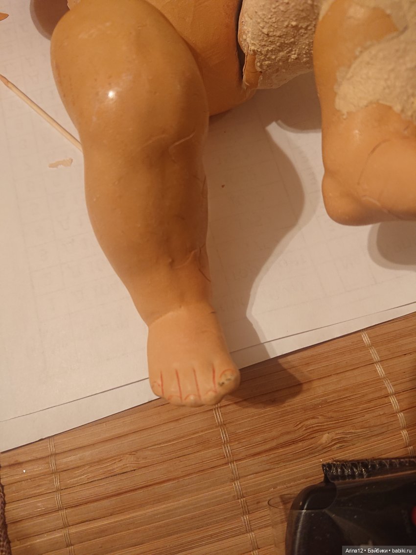 Попал ко мне малыш Хойбах, все его покрытие отваливается, как яичная скорлупа. Могу я спросить у Вас совета. Пробовала смешивать мел с костным клеем и подкрашивала акварелью. Но поверхность получается очень широховатой и неоднородной. Что я делаю неправильно?