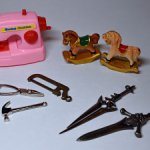 Разная кукольная миниатюра: швейная машинка, оружие, инструменты, лошадки