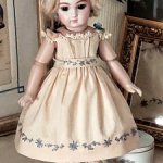 Платье для маленькой антикварной куклы