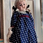 Платье и парик для антикварной куклы