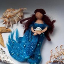 В морской купели затаенной Русалка юная жила