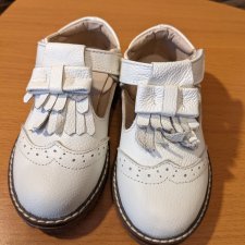 Кожаные белые туфли на пухлую ножку куколки