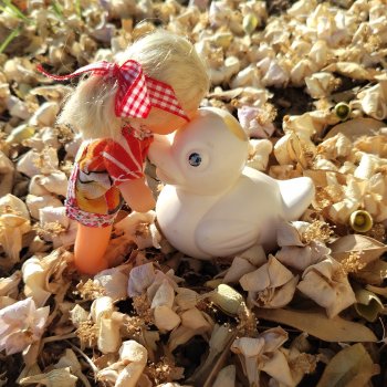 Девочка на качелях.