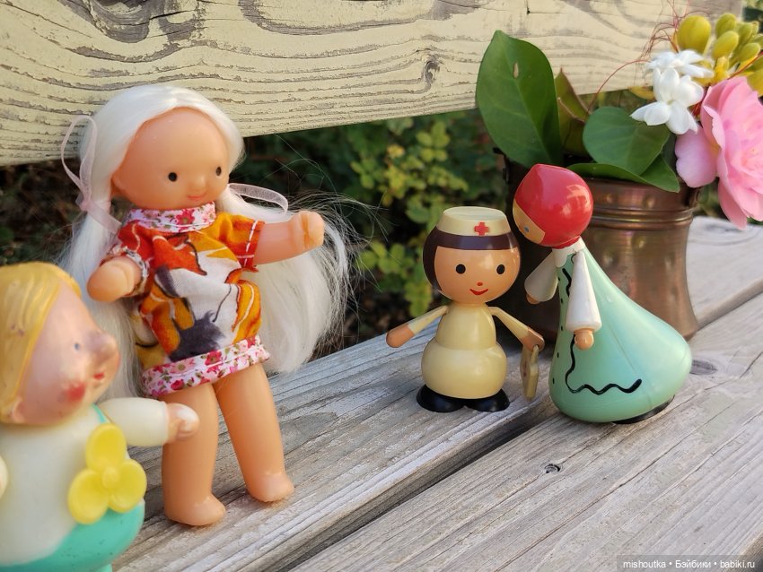 Девочка на качелях — Игрушки СССР и советского детства: резиновые