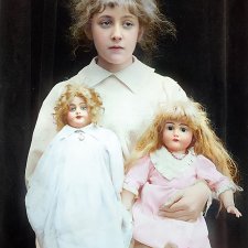 Агата Кристи со своими куколками