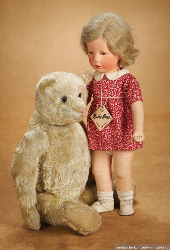 И вот уже зовут по отчеству, а в детство заглянуть так хочется