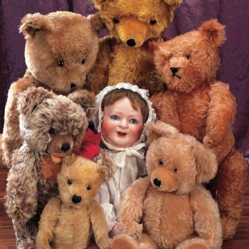 Много фотографий с забавными медведями и антикварными куклами