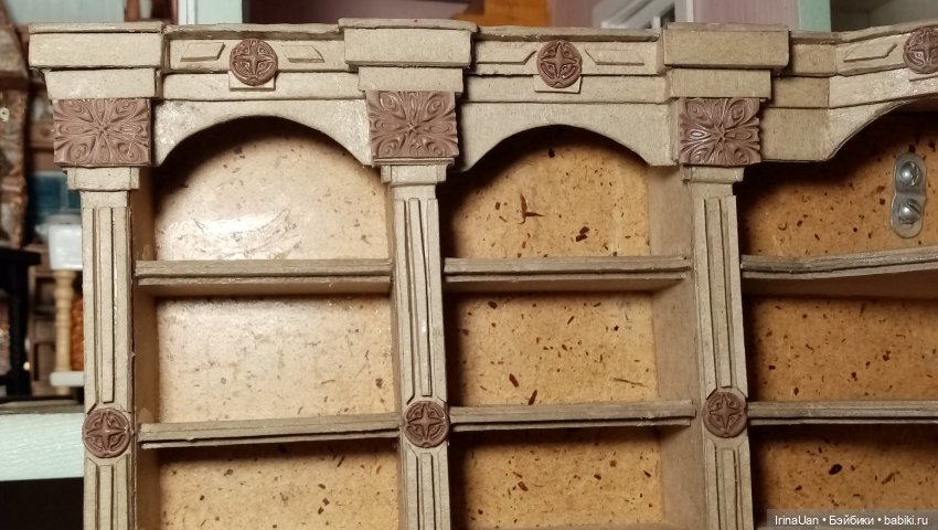 Угловой книжный шкаф — Мебель для кукол и домиков: фото (фото 7)