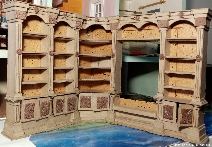 Угловой книжный шкаф — Мебель для кукол и домиков: фото (фото 6)