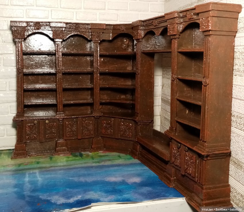 Угловой книжный шкаф — Мебель для кукол и домиков: фото (фото 10)