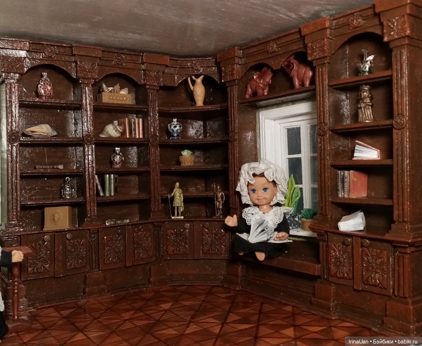 Угловой книжный шкаф — Мебель для кукол и домиков: фото
