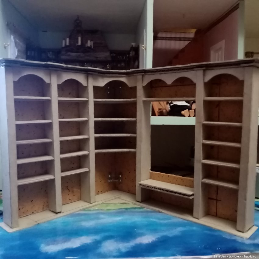 Угловой книжный шкаф — Мебель для кукол и домиков: фото (фото 2)