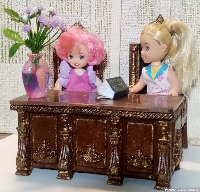 Письменный стол и кабинетное кресло