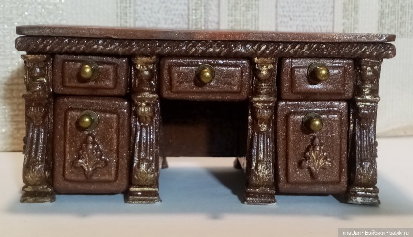 Письменный стол и кабинетное кресло