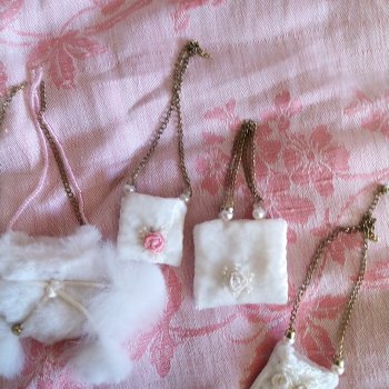 Девочку делает сумочка