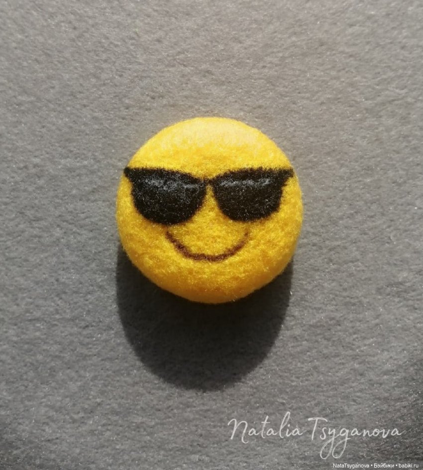 Брелок "Смайлик в очках". Автор: Natalia Tsyganova.