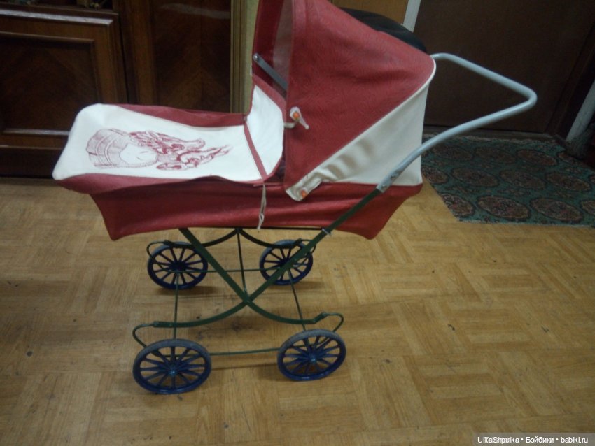 У меня вот такая была. У мамы сейчас стоит. Не знаю сохранился ли чехол на ножки, но коляска в общем в не плохом состоянии.
