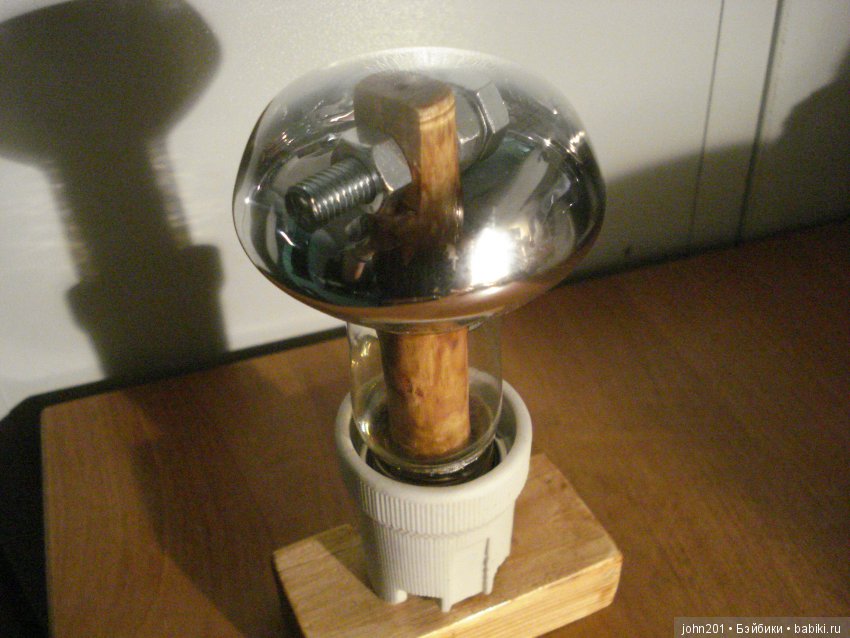 болт с гайкой в лампочке