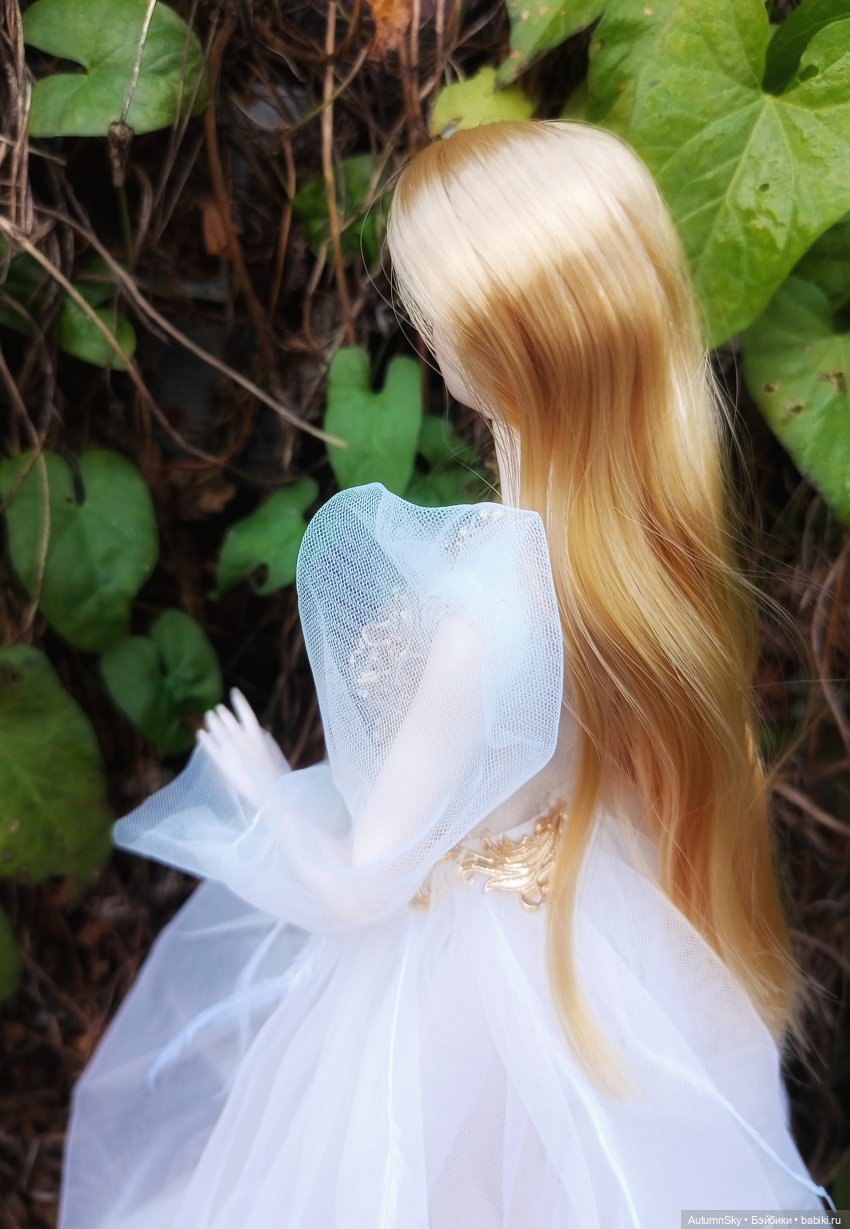 Леди-привидение на прогулке