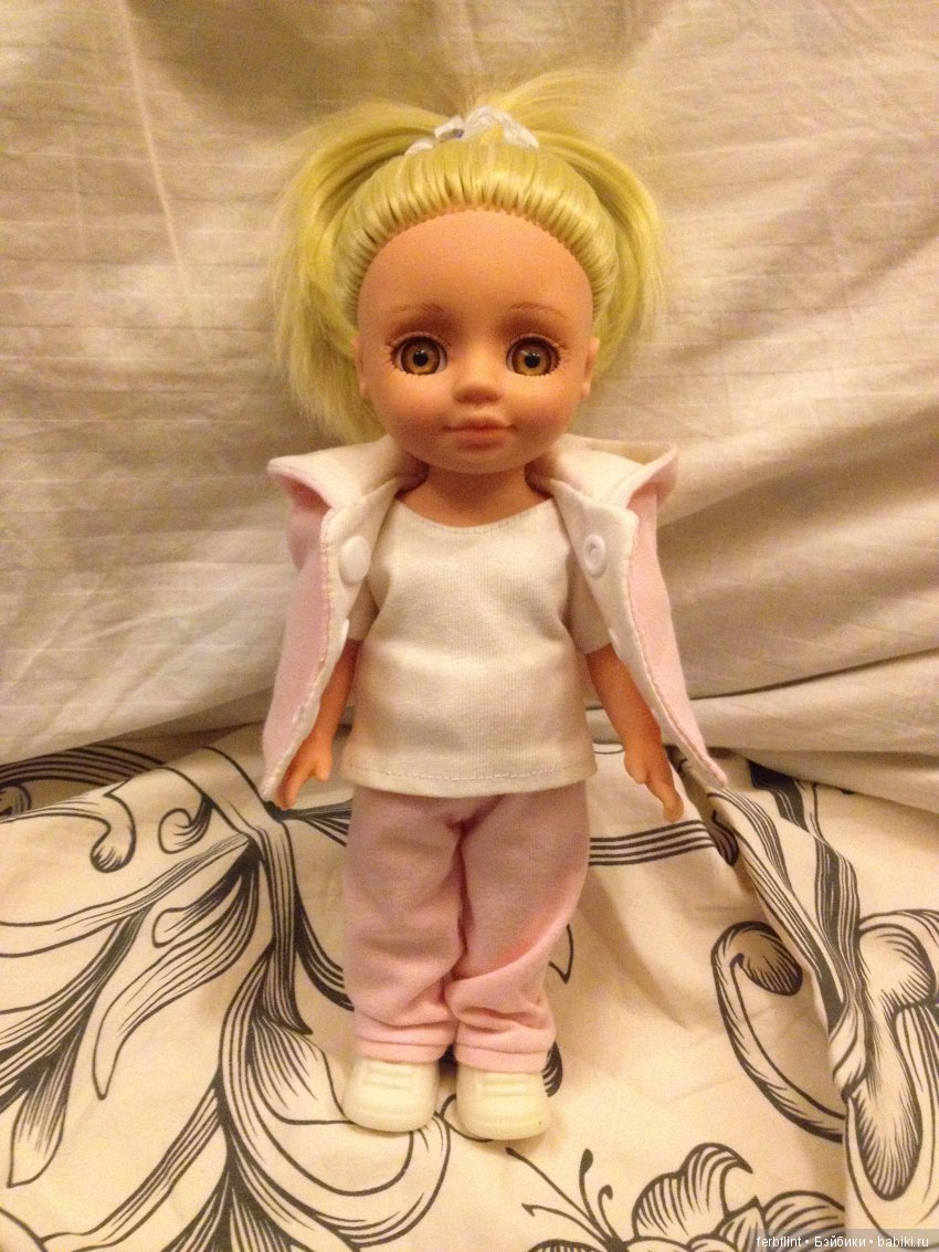 Ася в костюмчике