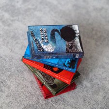 Учебники Хогвартса (на англ.) в масштабе 1:6