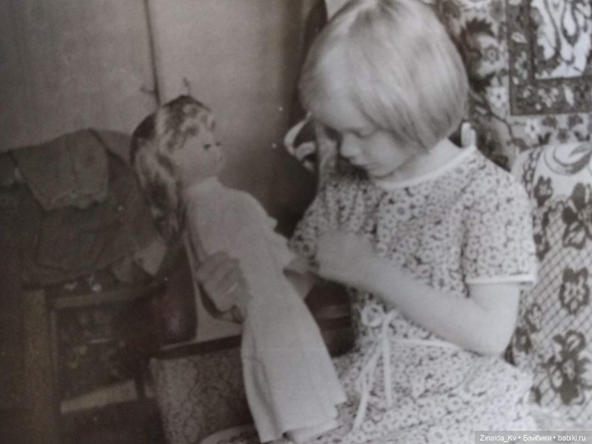 Вот примерно так это было, мне тут то ли 8, то ли 9 лет, кукла только подарена, на волосах сеточка, она со мной по сей день.