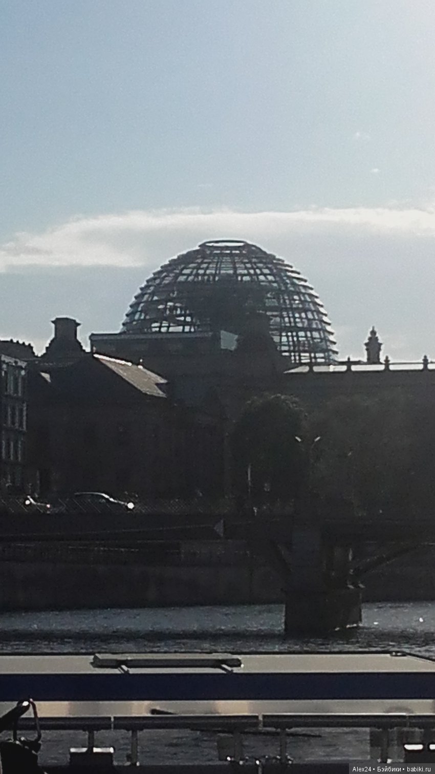 вдалике виднеется купол Рейхстага