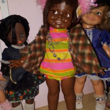 Контейнер с винтажными испанскими, американскими и немецкими куклами