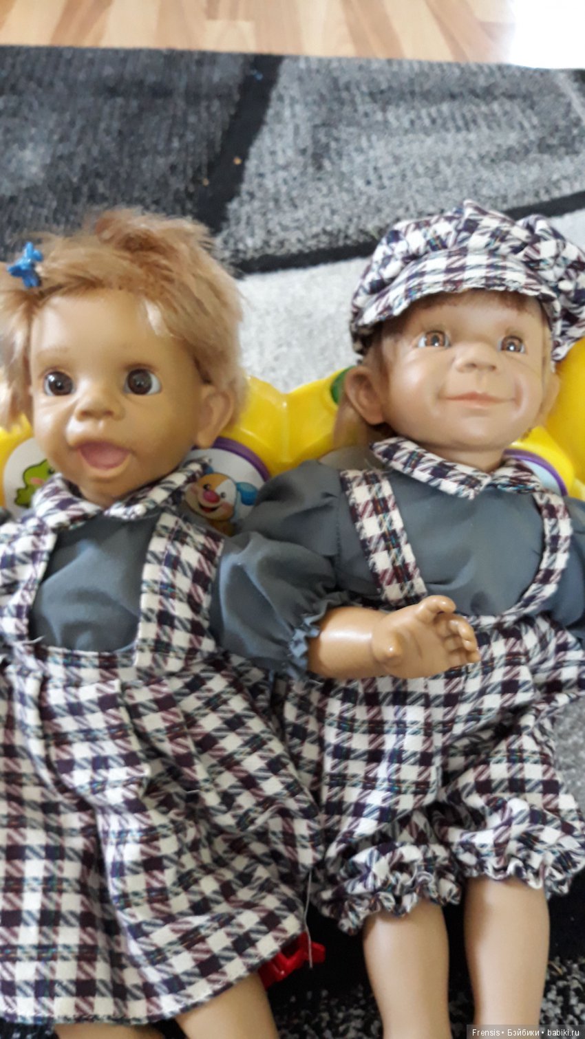Малышка слева)