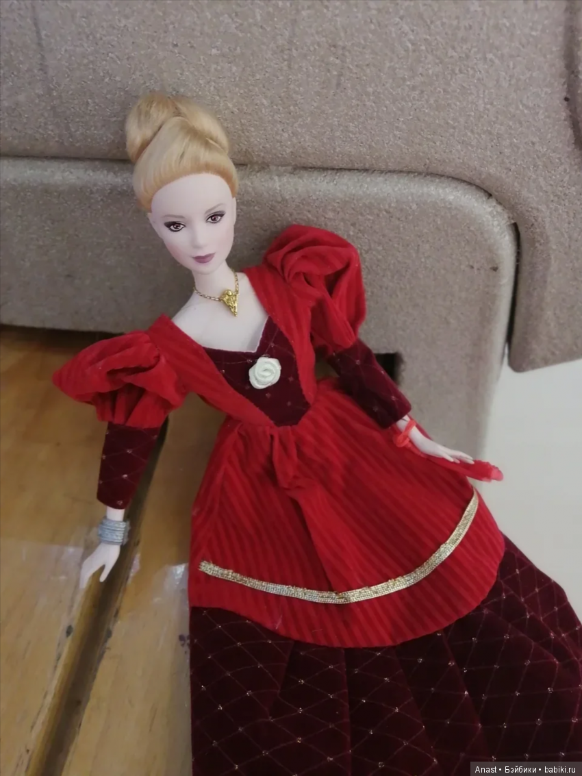 Музей винтажных платьев. Красное бархатное платье (фото 2)