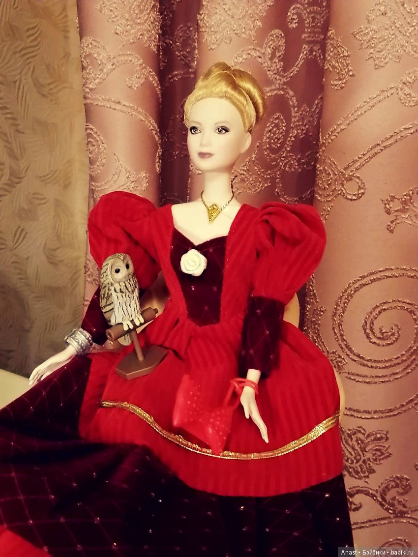 Музей винтажных платьев. Красное бархатное платье